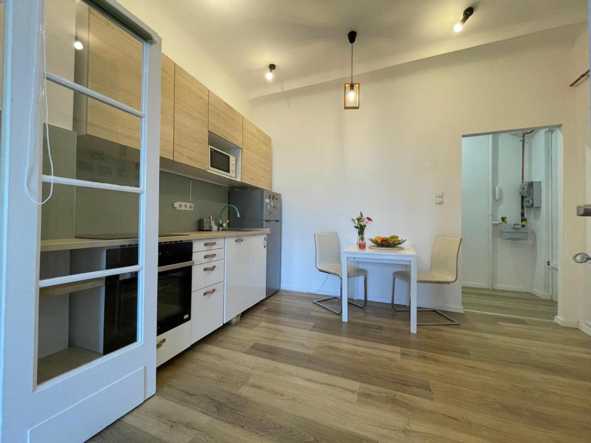 Neighbor Of Gellert Spa By Nw Budapest Extérieur photo
